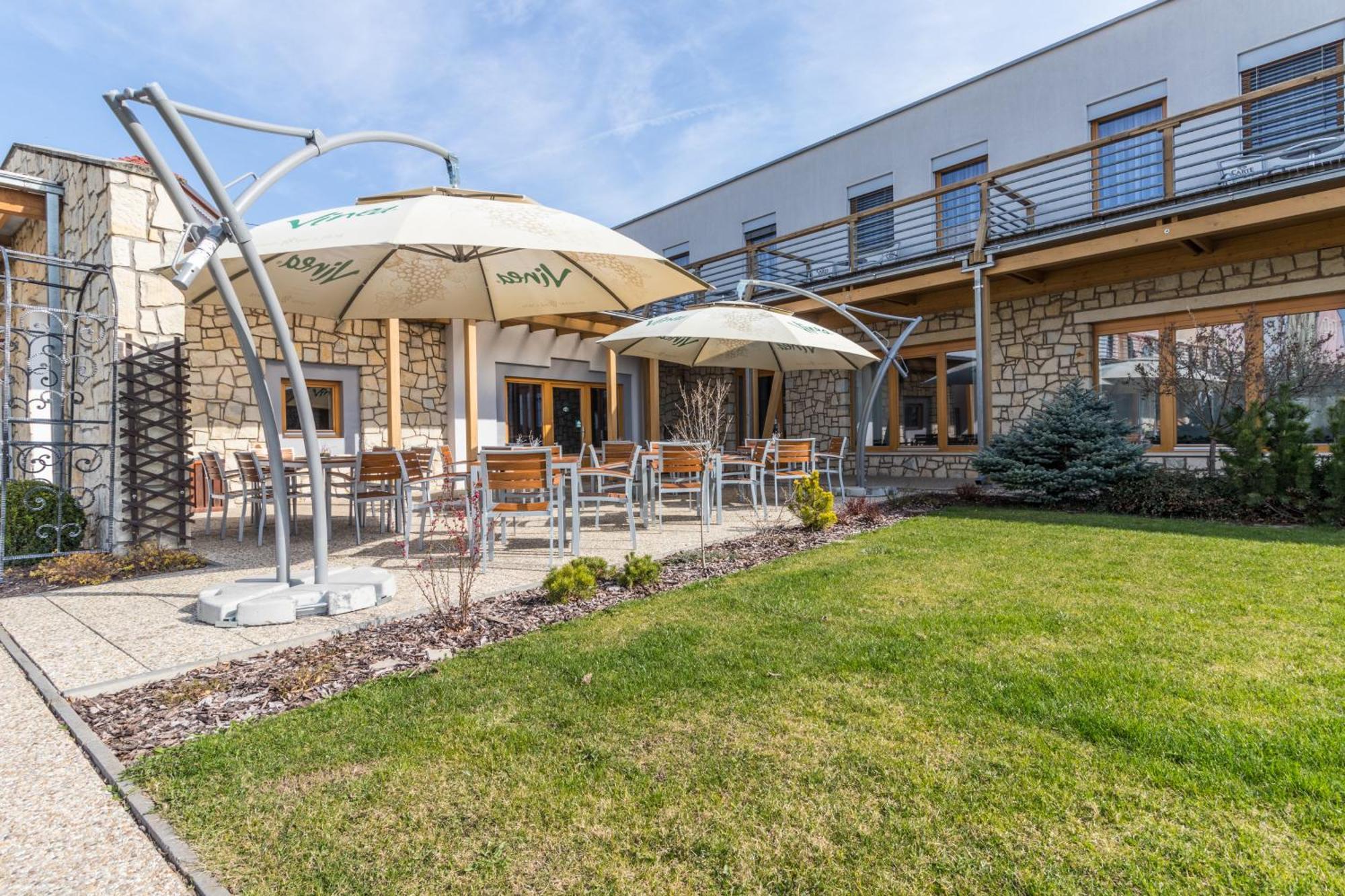 Hotel Kravi Hora Bořetice Zewnętrze zdjęcie